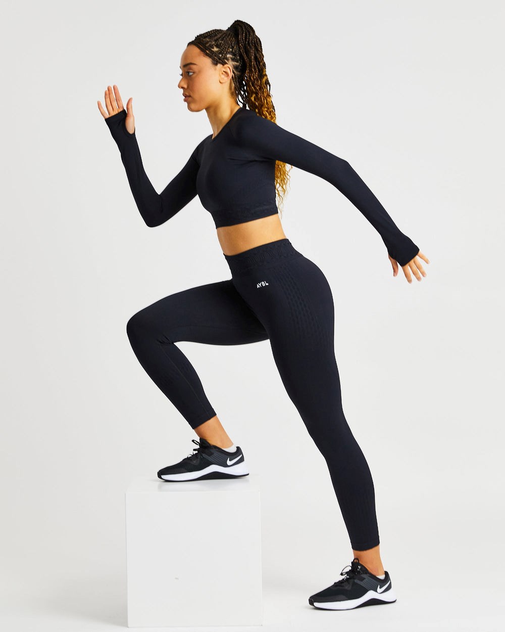 AYBL Elevate Seamless Long Sleeve Crop Top Schwarz | 209-HTGPRS