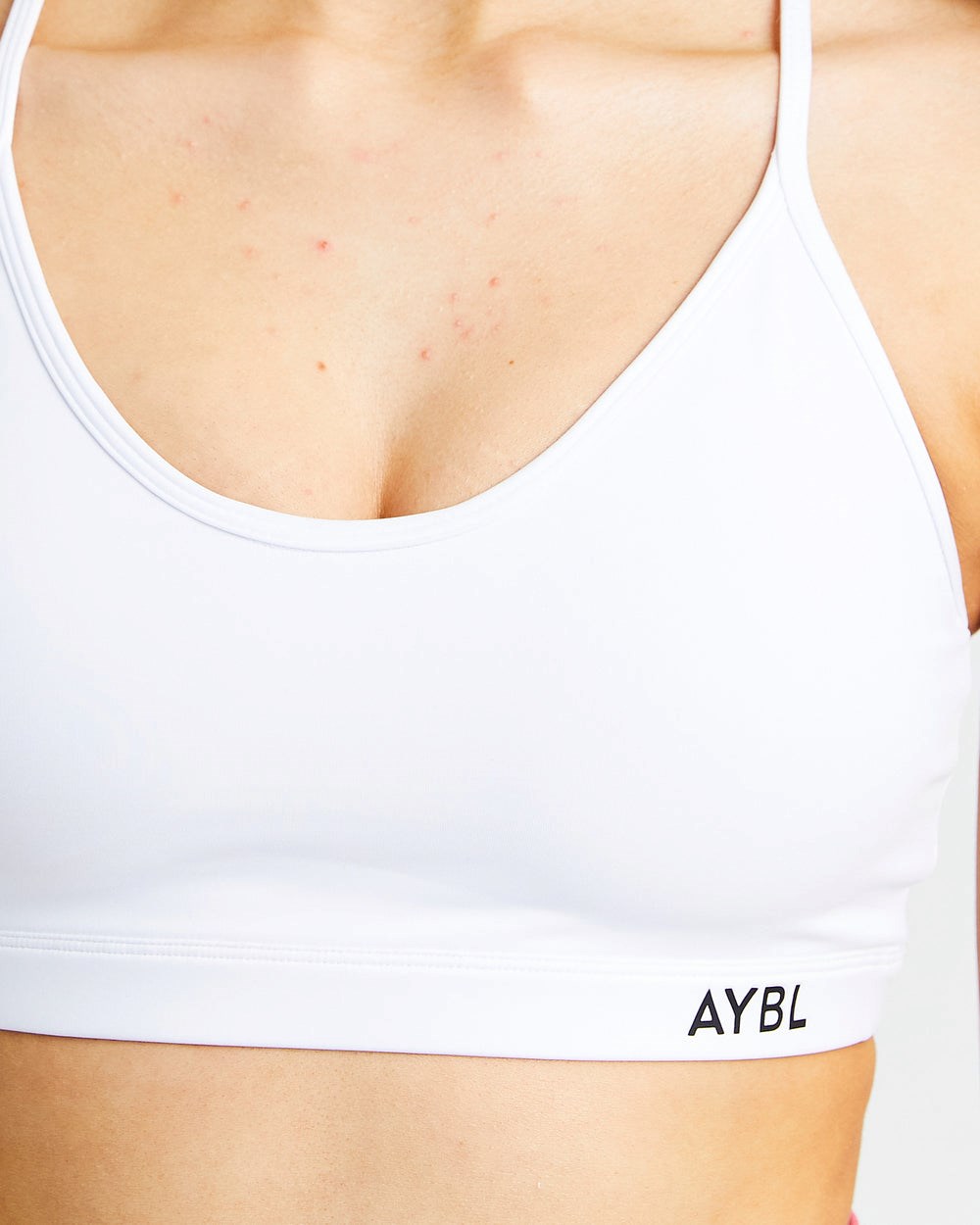 AYBL Essential V Neck Sports Bra Weiß | 524-FPSXZM