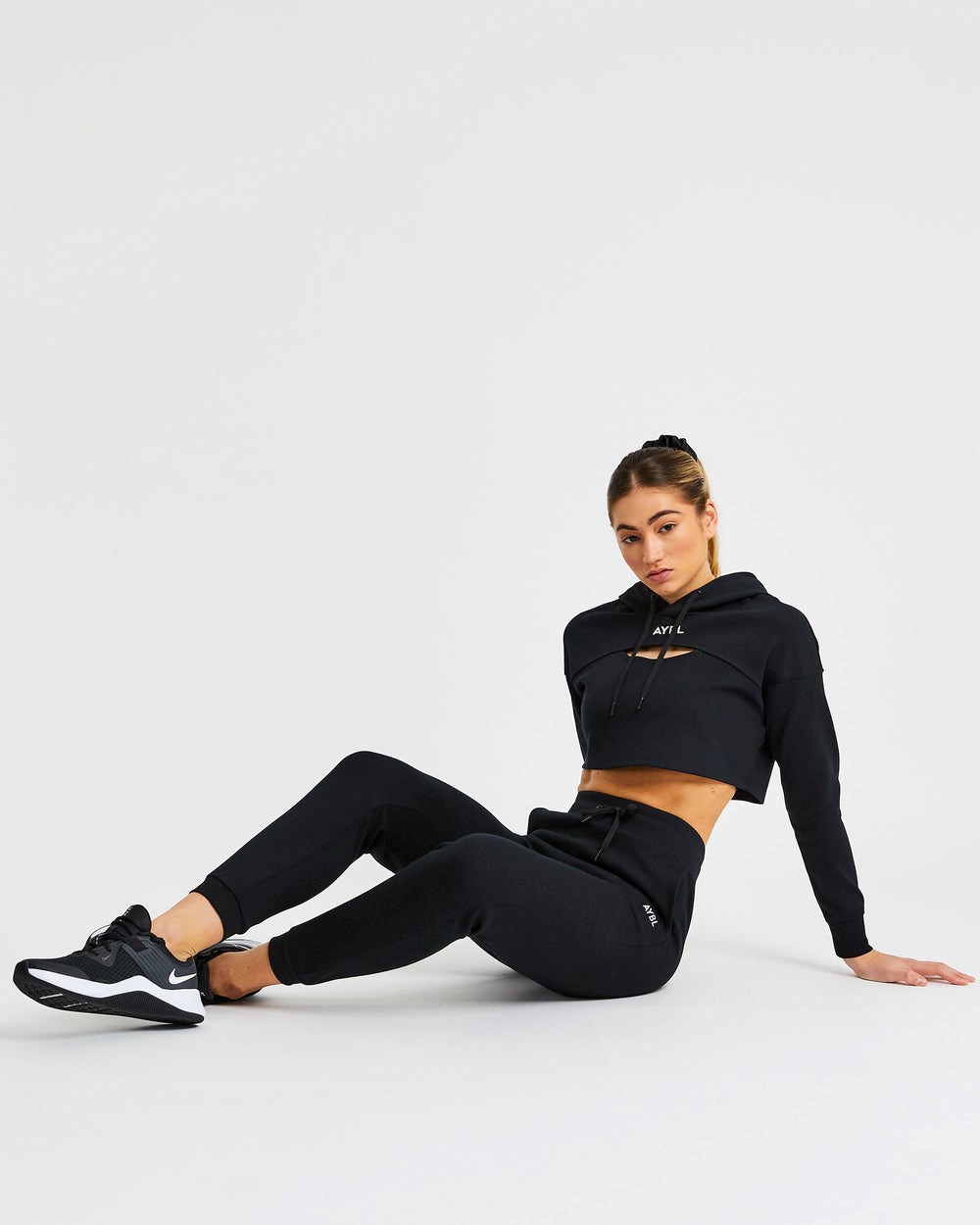 AYBL Everyday Cutout Crop Hoodie Schwarz | 197-WMXANU