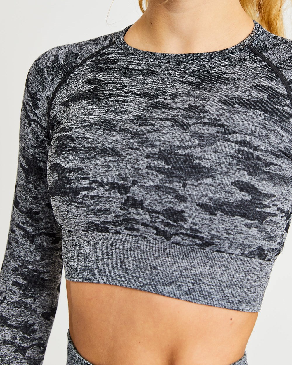 AYBL Evolve Camo Seamless Long Sleeve Crop Top Schwarz | 238-UVKMEI